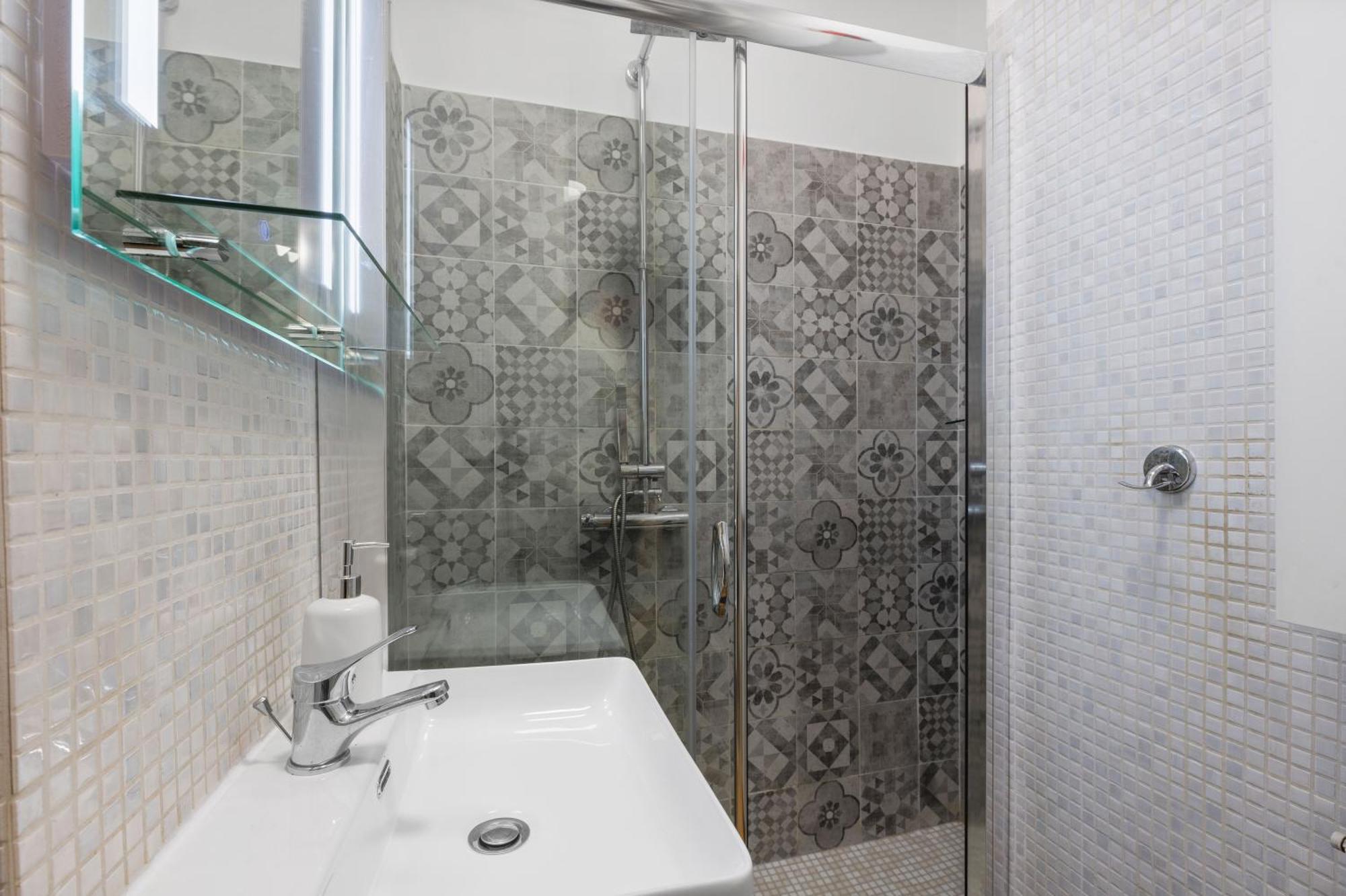 Life Elegant Penthouse With Terrace, Wi-fi Netflix, Subway 5 Min - Very Convenient Location *